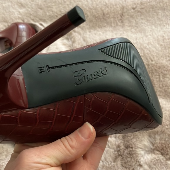 GUESS DARK RED LEATHER HELLS SHOES SIZE 7 M - Picture 7 of 11